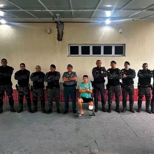 Tenente-coronel que teve a perna amputada em acidente é recebido pela tropa após alta médica