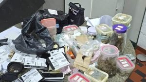 Três suspeitos são presos com armas falsas em grande apreensão de drogas no Anil