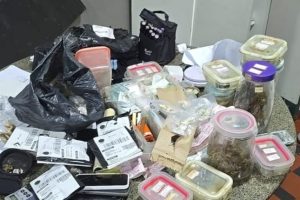 Três suspeitos são presos com armas falsas em grande apreensão de drogas no Anil