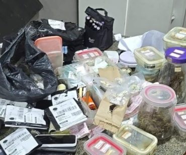 Três suspeitos são presos com armas falsas em grande apreensão de drogas no Anil