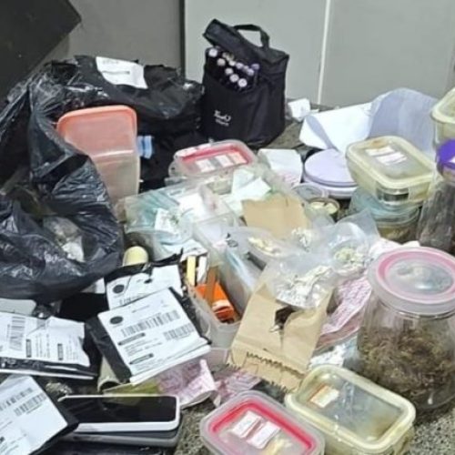 Três suspeitos são presos com armas falsas em grande apreensão de drogas no Anil