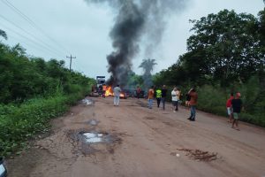 Manifestantes bloqueiam entrada de Chapadinha reivindicando melhorias na BR-222