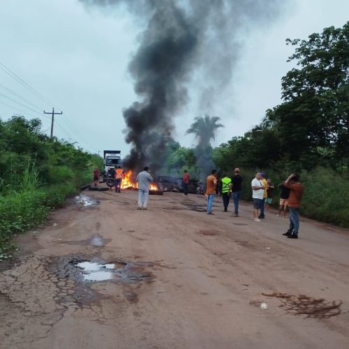 Manifestantes bloqueiam entrada de Chapadinha reivindicando melhorias na BR-222