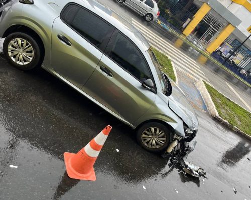 Engavetamento de veículos na avenida Daniel de La Touche deixa uma pessoa ferida e provoca congestionamento