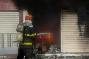 Incêndio destrói loja de roupas no bairro Vicente Fialho; ninguém ficou ferido