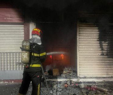 Incêndio destrói loja de roupas no bairro Vicente Fialho; ninguém ficou ferido