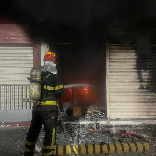 Incêndio destrói loja de roupas no bairro Vicente Fialho; ninguém ficou ferido