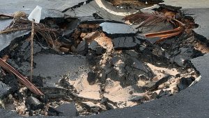 Asfalto cede e abre cratera em rua do Jardim Renascença