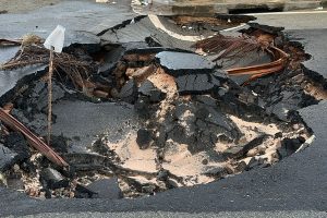 Asfalto cede e abre cratera em rua do Jardim Renascença