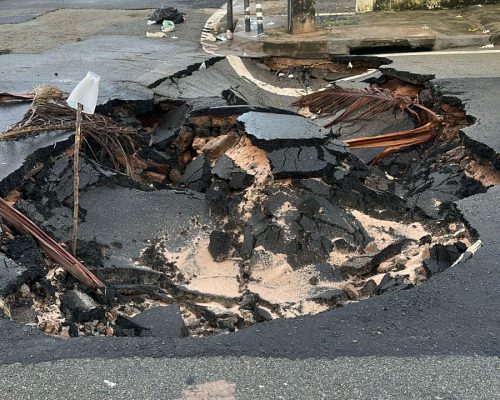 Asfalto cede e abre cratera em rua do Jardim Renascença