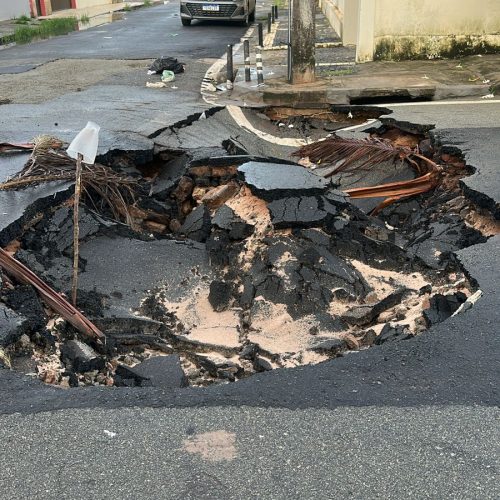 Asfalto cede e abre cratera em rua do Jardim Renascença