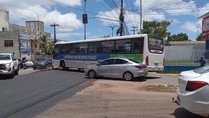 Batida entre ônibus e carro bloqueia fluxo de trânsito em frente ao Hospital Aldenora Bello