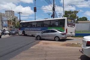 Batida entre ônibus e carro bloqueia fluxo de trânsito em frente ao Hospital Aldenora Bello