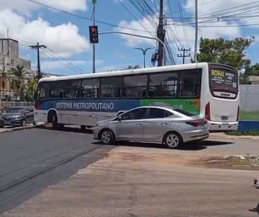 Batida entre ônibus e carro bloqueia fluxo de trânsito em frente ao Hospital Aldenora Bello