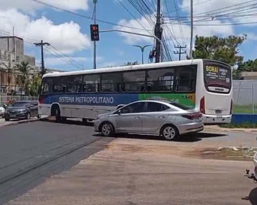 Batida entre ônibus e carro bloqueia fluxo de trânsito em frente ao Hospital Aldenora Bello