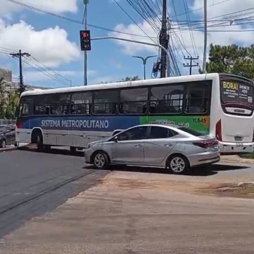 Batida entre ônibus e carro bloqueia fluxo de trânsito em frente ao Hospital Aldenora Bello