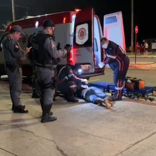 Assaltante é baleado por policial aposentado e preso na Av. Litorânea; suspeito tem várias passagens pela polícia