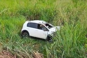 Acidente próximo a ponte que liga Imperatriz ao Tocantins deixa dois animais mortos e carro em barranco