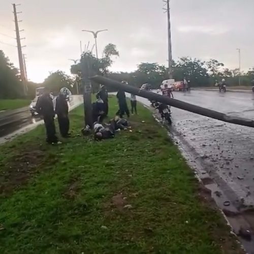 Ônibus de turismo derruba poste e motocicleta colide com estrutura minutos depois na Avenida dos Africanos