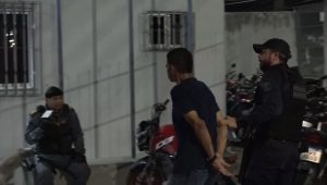 Suspeito de furtos em ônibus é detido no Terminal da Cohab e preso com celular de vítima