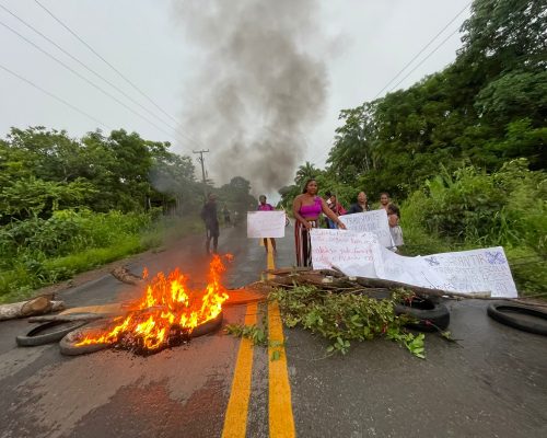 Povo indígena Akroá Gamella reivindica garantia de transporte escolar em protesto na MA-014, em Viana