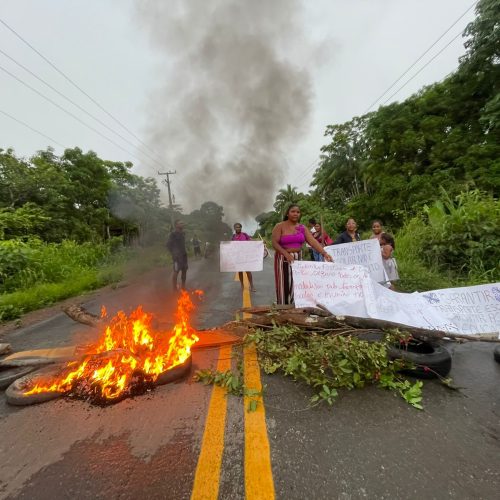 Povo indígena Akroá Gamella reivindica garantia de transporte escolar em protesto na MA-014, em Viana
