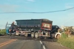 Colisão frontal entre veículos de carga deixa feridos graves, na BR-135, em São Luís