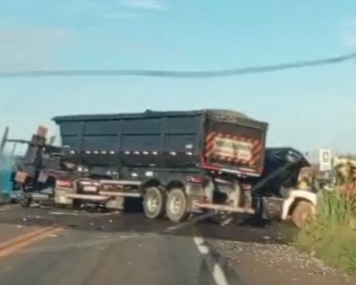 Colisão frontal entre veículos de carga deixa feridos graves, na BR-135, em São Luís