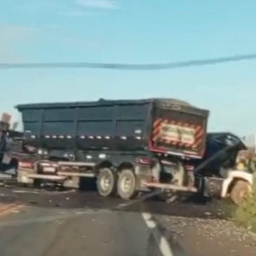 Colisão frontal entre veículos de carga deixa feridos graves, na BR-135, em São Luís