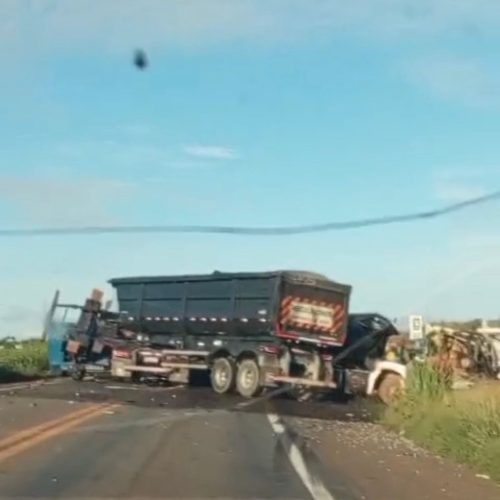 Colisão frontal entre veículos de carga deixa feridos graves, na BR-135, em São Luís