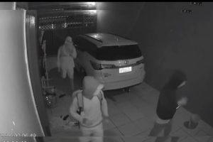 VÍDEO: bandidos encapuzados invadem casa no Angelim e fazem limpa