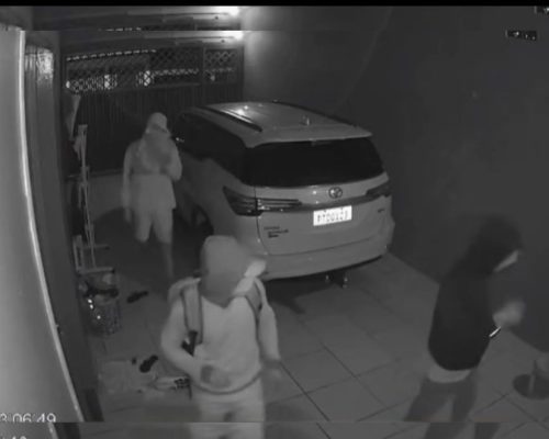 VÍDEO: bandidos encapuzados invadem casa no Angelim e fazem limpa