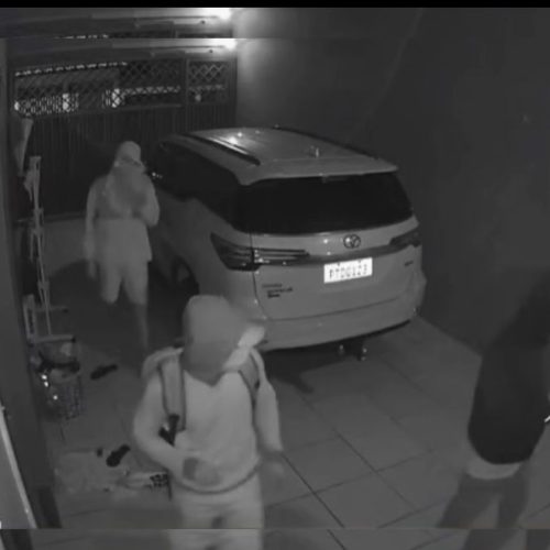 VÍDEO: bandidos encapuzados invadem casa no Angelim e fazem limpa