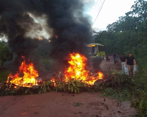Moradores do bairro Alto Bonito bloqueiam avenida e protestam por falta de infraestrutura
