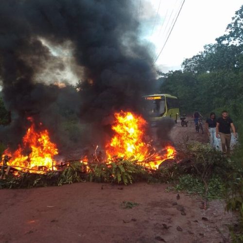 Moradores do bairro Alto Bonito bloqueiam avenida e protestam por falta de infraestrutura