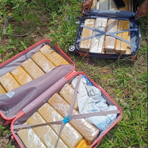 Mulher é detida com 35 barras de drogas em Apicum-Açu