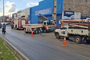 Caminhão de autoescola atinge carro e derruba poste na Avenida dos Africanos