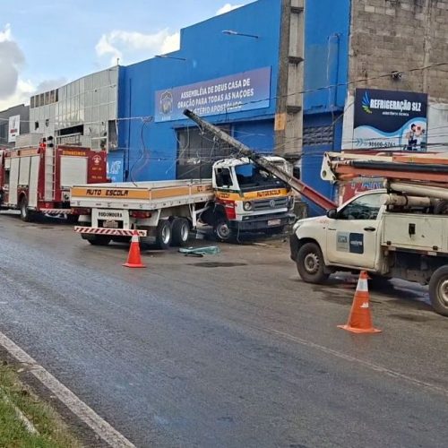 Caminhão de autoescola atinge carro e derruba poste na Avenida dos Africanos