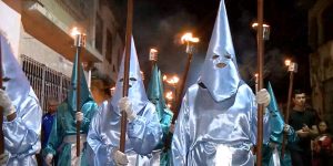 Procissão do Fogaréu reúne fiéis e ilumina ruas de São Luís