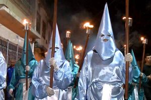 Procissão do Fogaréu reúne fiéis e ilumina ruas de São Luís