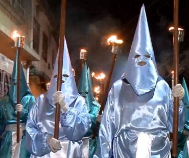 Procissão do Fogaréu reúne fiéis e ilumina ruas de São Luís