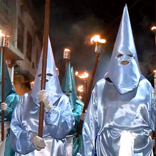 Procissão do Fogaréu reuniu fiéis e iluminou ruas de São Luís nesta terça-feira