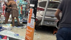 Motorista invade farmácia e uma pessoa fica ferida durante acidente no bairro do Caolho