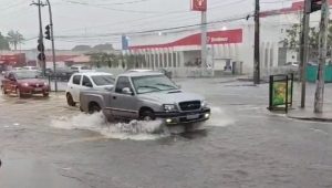 Chuva causa alagamento e transtorno no trânsito na avenida Jerônimo de Albuquerque; veja vídeo