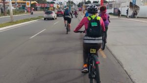 Ciclistas dividem avenida com carros Foto: Arquivo/Valquíria Santana 
