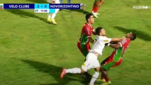 Jogador agride adversário com forte cabeçada e é expulso; veja