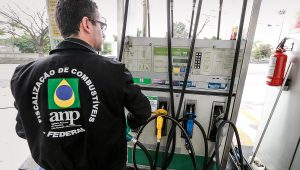 SÃ¿O PAULO, SP, BRASIL 05.06.2018 Procon e ANP fazem rondas em postos de combustÃ­veis para fiscalizar preÃ§o e qualidade de  na capital. Geral durante a fiscalizaÃ§Ã£o no Posto Amareto, na rua Ulisses Cruz. Fiscal da ANP colhe amostra de combustÃ­vel para anÃ¡lise (Foto: Rivaldo Gomes/Folhapress)
***EXCLUSIVO AGORA*** EMBARGADA PARA VEICULOS ONLINE***UOL, FOLHAPRESS E FO LHA.COM CONSULTAR FOTOGRAFIA DO AGORA***FONES 32242169 E 32243342***
