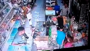 Bandidos roubam comércio e agridem funcionário; Vídeo