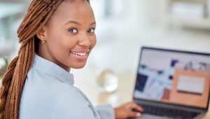 Iniciativa oferta 3,1 mil bolsas de estudos para mulheres; veja como se inscrever