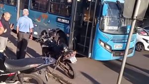 Vídeo: policiais de folga evitam assalto à ônibus na Estrada de Ribamar